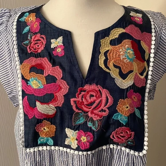 Cute floral/stripe top Size smalll - Picture 2 of 5